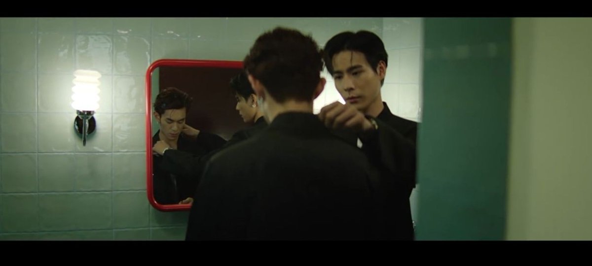 tungmeowcult's tweet photo. can we take a moment to talk about how this moment is framed. the muted colours, specifically with the green, in direct contrast to the red frame of the mirror encapsulating just the two of them. the way you can see both their expressions. the matching fits almost

#lovealgorithm https://t.co/7sEjciXAD1