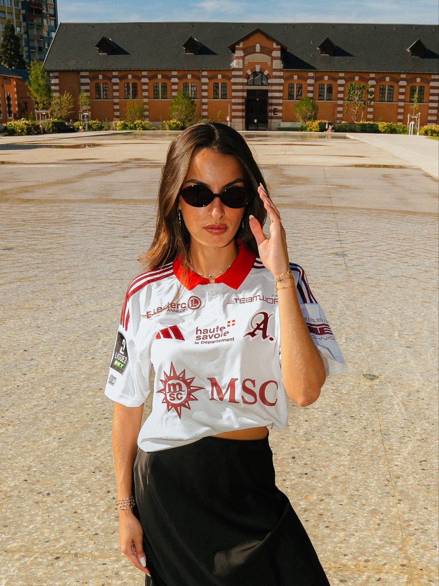 FCAnnecy's tweet photo. 🤍 Le 𝒔𝒚𝒎𝒃𝒐𝒍𝒆 𝒅’𝒖𝒏𝒆 𝒗𝒊𝒍𝒍𝒆, avec élégance. 

Découvrez le nouveau maillot Away 26-27⤵️
🛍️ https://t.co/dtJbd37xrR https://t.co/CfvYqcjUT9