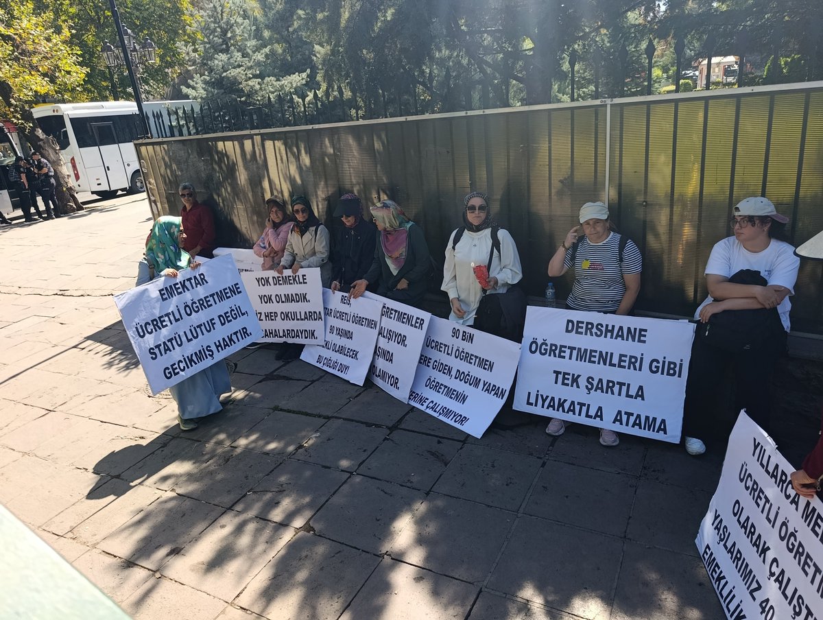 cretliretmenle3's tweet photo. Ücretli Öğretmenler Dayanışma Derneği olarak mağdur ücretli Öğretmenler olarak bakan ve bakan yardımcıları ile görüşmek için buradayız. Ayrilmiyoruz https://t.co/oV16tpIHM3