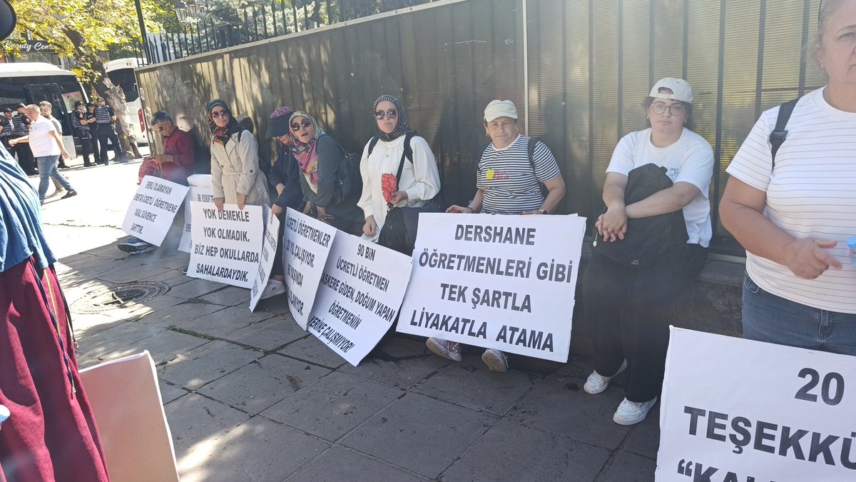 cretliretmenle3's tweet photo. Ücretli Öğretmenler Dayanışma Derneği olarak mağdur ücretli Öğretmenler olarak bakan ve bakan yardımcıları ile görüşmek için buradayız. Ayrilmiyoruz https://t.co/oV16tpIHM3