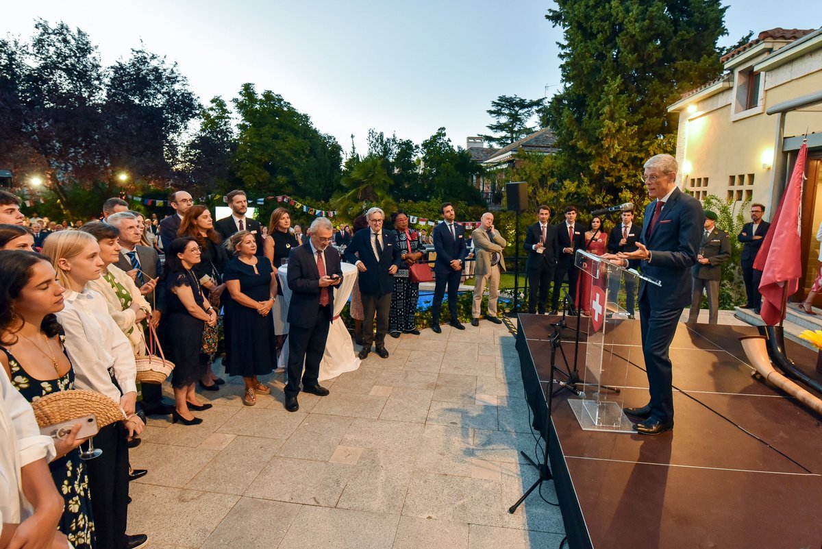 embsuizaespana's tweet photo. 🇨🇭 Ayer celebramos la Fiesta Nacional Suiza en la Residencia del Embajador en Madrid, junto a representantes de las instituciones, del mundo empresarial y cultural, la comunidad suiza y amigos de Suiza.

Una velada para celebrar los estrechos vínculos entre 🇨🇭 y 🇪🇸. https://t.co/67v0wgjUkc