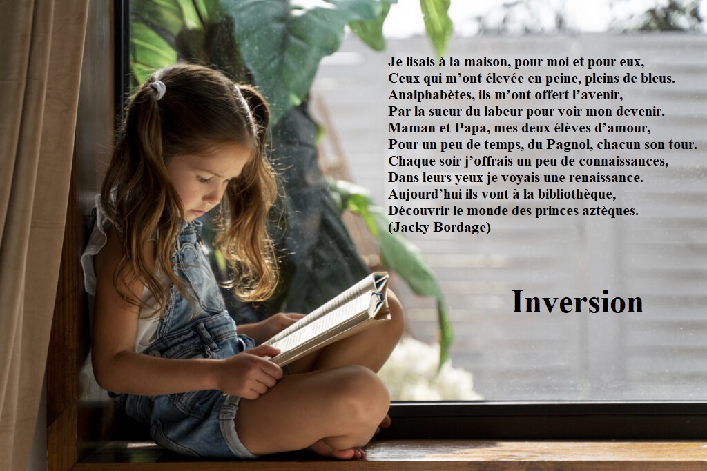 opppinions's tweet photo. Je lisais à la maison, pour moi et pour eux,
Ceux qui m’ont élevé(e) en peine, pleins de bleus.
Analphabètes, ils m’ont offert l’avenir,
Par la sueur du labeur pour voir mon devenir.
Maman et Papa, mes deux élèves d’amour,
Pour un peu de temps, du Pagnol, chacun son tour.
Chaque soir j’offrais un peu de connaissances,
Dans leurs yeux je voyais une renaissance.
Aujourd’hui ils vont à la bibliothèque,
Découvrir le monde des princes aztèques.😘
📖 #Lire un #livre et transmettre.