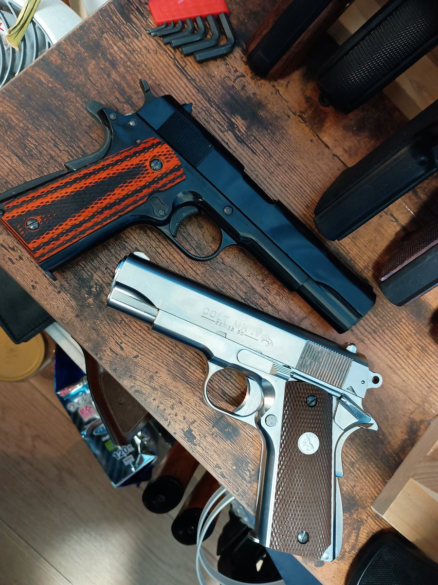 guns_ok's tweet photo. グンゼとスズキ
グンゼはこの人気のあるコマンダーとガバメントの出来は今ひとつ
いやよく出来ているんだけど他のグンゼのラインナップ見るといやぁもっとなにかできたんじゃないのなんて高望みしてしまうのです https://t.co/o0mzSoWbZS