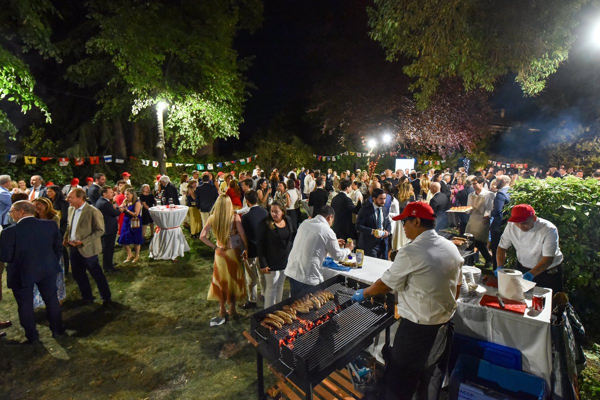 embsuizaespana's tweet photo. 🇨🇭 Ayer celebramos la Fiesta Nacional Suiza en la Residencia del Embajador en Madrid, junto a representantes de las instituciones, del mundo empresarial y cultural, la comunidad suiza y amigos de Suiza.

Una velada para celebrar los estrechos vínculos entre 🇨🇭 y 🇪🇸. https://t.co/67v0wgjUkc
