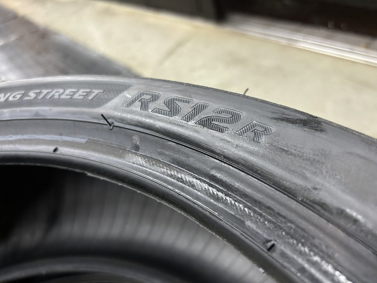 yspsenju's tweet photo. 月末のSUGOと来月のBATTLAX走行会に向けてブリジストンのハイグリップタイヤ「BATTLAX RS12」入荷致しました!
前モデルのRS11からパターンも新しくなりさらにレーシーになってかっこいいですね😆
#BATTLAX走行会 #ブリジストン #RS12 https://t.co/np0NH2WVy1