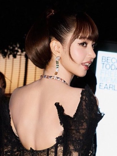 timameeka's tweet photo. ฉันจะตายยย ฉันยอม มุมข้างฟ้าประทาน สวยมากกกกกกก

#LISAxBulgari #LISA https://t.co/Ayq1sUnlh9