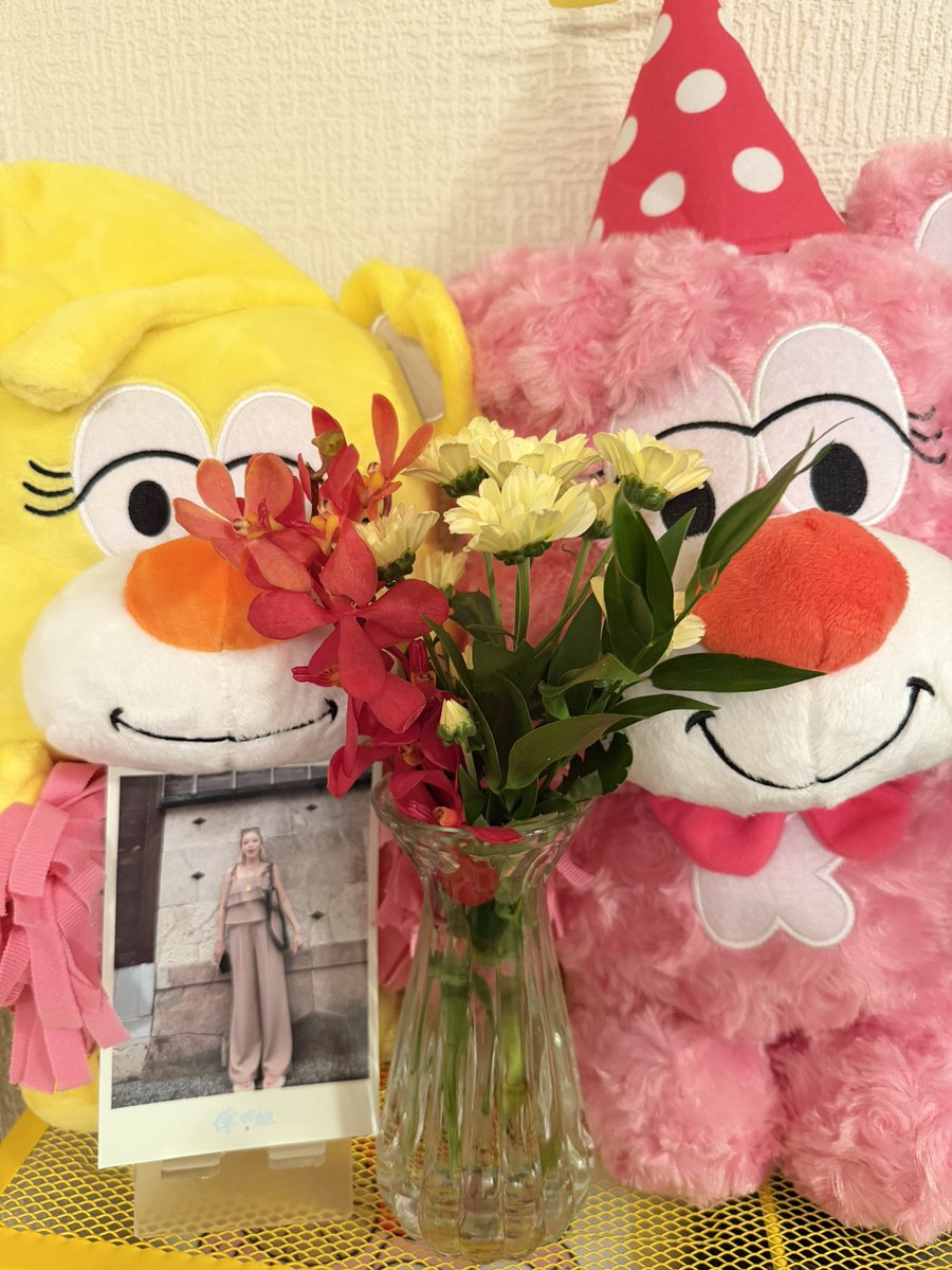 kumi_629's tweet photo. 倖田來未セレクトフラワーギフト💐が届きました💖あと一回で終わり🔚😭ハナメクさま💖ありがとうございました😊
サイン✍️淡路島のようちゃん
購���番号：7f59f5
購入商品：KODA KUMI flower gift for KODAGUMI
@KODAKUMINET 
#KKFG
#ハナメク
#ハナメクさんありがとう
#hanameku
#淡路島のようちゃん https://t.co/1JxcTRKfeG