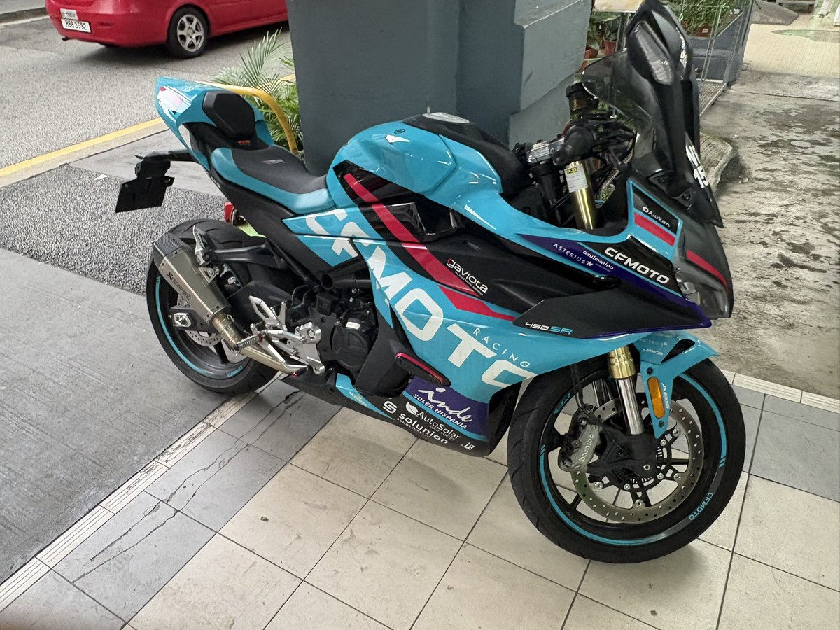 irohs2525's tweet photo. マレーシアなう。
初めてCFmotoを見た。
テールはヤマハ、フロントはホンダとアプリリアの間みたいなデザイン。
エアロはいらないと思うけど、それ以外はかっこいいかも https://t.co/24HwzQFB42
