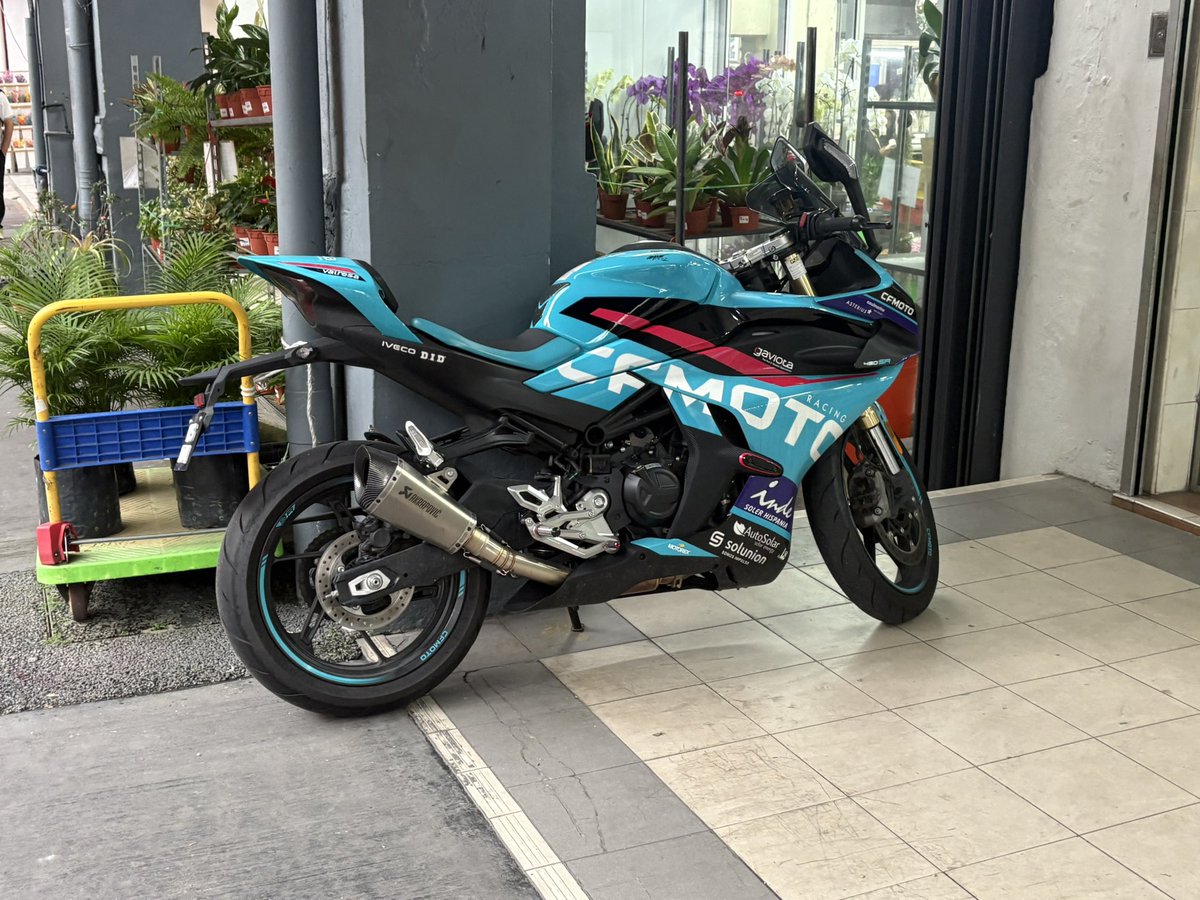 irohs2525's tweet photo. マレーシアなう。
初めてCFmotoを見た。
テールはヤマハ、フロントはホンダとアプリリアの間みたいなデザイン。
エアロはいらないと思うけど、それ以外はかっこいいかも https://t.co/24HwzQFB42