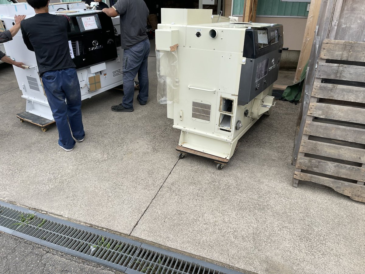 banba_rice's tweet photo. ＃籾摺り機
5年目の途中で、モミが混ざるようになり、新品交換した方が、早くて安くつくといえことで、急遽交換！

在庫があって良かった！

47ヘクタール分を1台で籾摺りしてたから、今までありがとう。そしてお疲れ様。

みんなで持ち上げる場所があったのですが、新しい機体は少し重くなってました https://t.co/qcd3A6Mykx