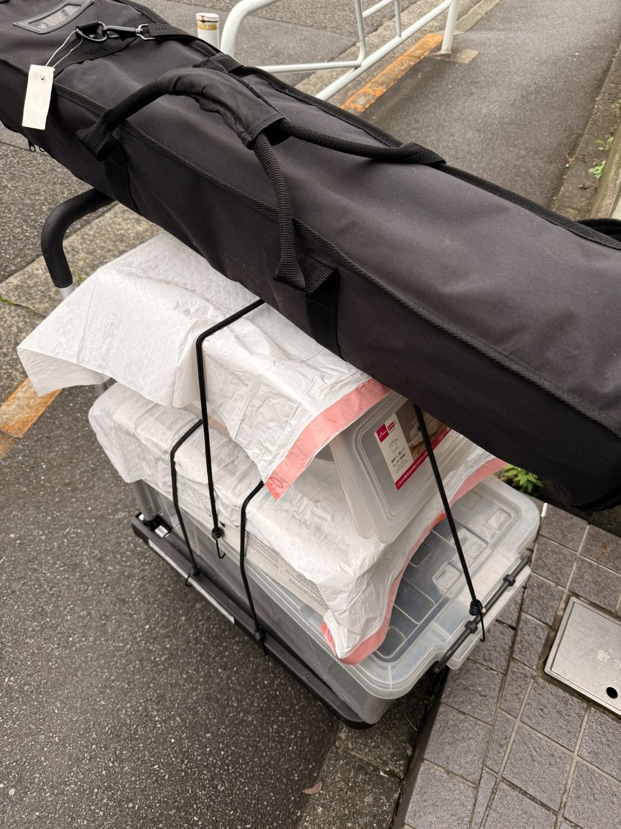 mappon69's tweet photo. 久しぶりに慰問演奏の為の機材を運搬したけど、これ電車で搬入したの周囲に迷惑すぎて草

降車予定駅に着いた瞬間に雨降ってきたけどレインコートで対応した俺えらいわ。突然だけど、これにプラスguitar、エフェクター、ベース、カフォン、ピアニカなどがあります。(奏者が持参

@since20063 https://t.co/SiFIIiKLB3