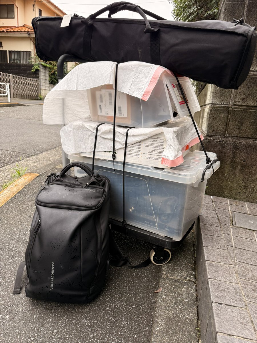 mappon69's tweet photo. 久しぶりに慰問演奏の為の機材を運搬したけど、これ電車で搬入したの周囲に迷惑すぎて草

降車予定駅に着いた瞬間に雨降ってきたけどレインコートで対応した俺えらいわ。突然だけど、これにプラスguitar、エフェクター、ベース、カフォン、ピアニカなどがあります。(奏者が持参

@since20063 https://t.co/SiFIIiKLB3