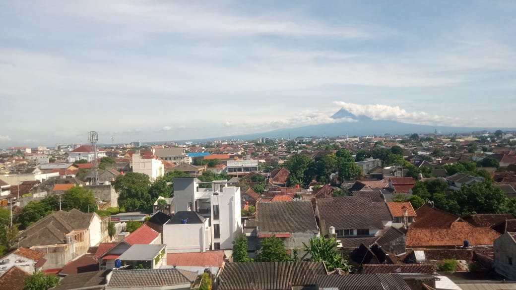 soficiz's tweet photo. Udah jam 4 sore, tantangan terberat hari ini bukan kerjaannya, tapi nahan mata biar gak merem pas meeting terakhir. Ada yang sama? 😭✋ https://t.co/aLYDUlDAF6