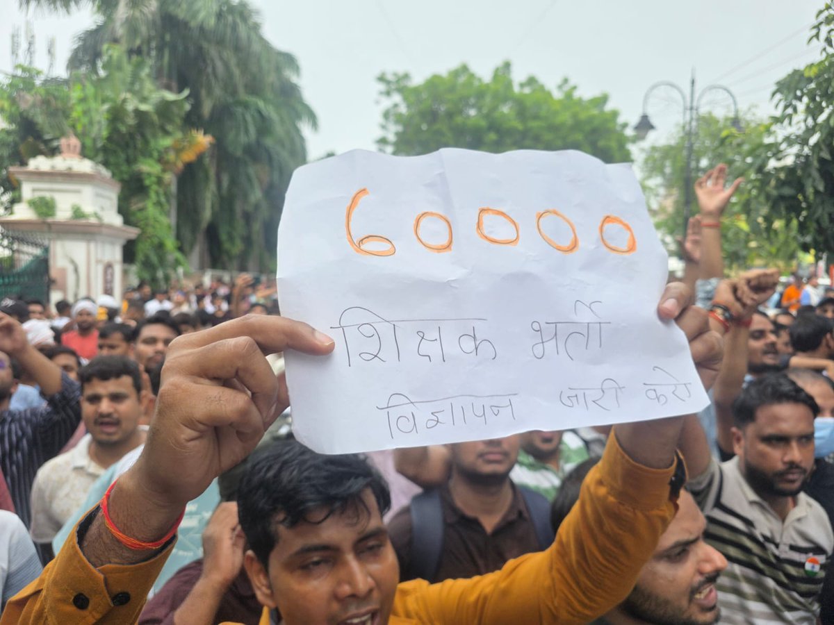 INCUttarPradesh's tweet photo. 60 हजार पदों का हक, लाठियों से जवाब: युवा-विरोधी सरकार का पर्दाफाश!  

प्रयागराज में 2019 के बाद से प्राथमिक शिक्षक भर्ती का सूखा और उस पर से 60 हजार पदों के बजाय मात्र 11 हजार पदों का झुनझुना थमाना, इस सरकार की युवा-विरोधी सोच का जीता-जागता सबूत है। जब बेरोजगार युवा अपने हक की 60 हजार प्राथमिक शिक्षक पदों पर भर्ती की मांग को लेकर सड़कों पर उतरे, तो सरकार ने संवाद करने के बजाय पुलिस और बैरिकेडिंग के जरिए उनकी आवाज को कुचलने का प्रयास किया।  

बुधवार रात को सोते हुए छात्रों को धरना स्थल से जबरन खदेड़ना और गुरुवार को सिविल लाइंस व हर्ष होटल के पास हजारों की संख्या में डटे छात्र-छात्राओं व महिलाओं पर प्रशासनिक सख्ती दिखाना यह साफ करता है कि मौजूदा सत्ता युवाओं के भविष्य को लेकर कितनी संवेदनहीन हो चुकी है।  

चार साल से अधिक समय से रोजगार का इंतजार कर रहे नौजवानों के सब्र का बांध अब टूट रहा है, और सरकार लाठी-डंडों के बल पर उनके जायज हक को दबाना चाहती है, जिसे युवा कभी स्वीकार नहीं करेंगे।