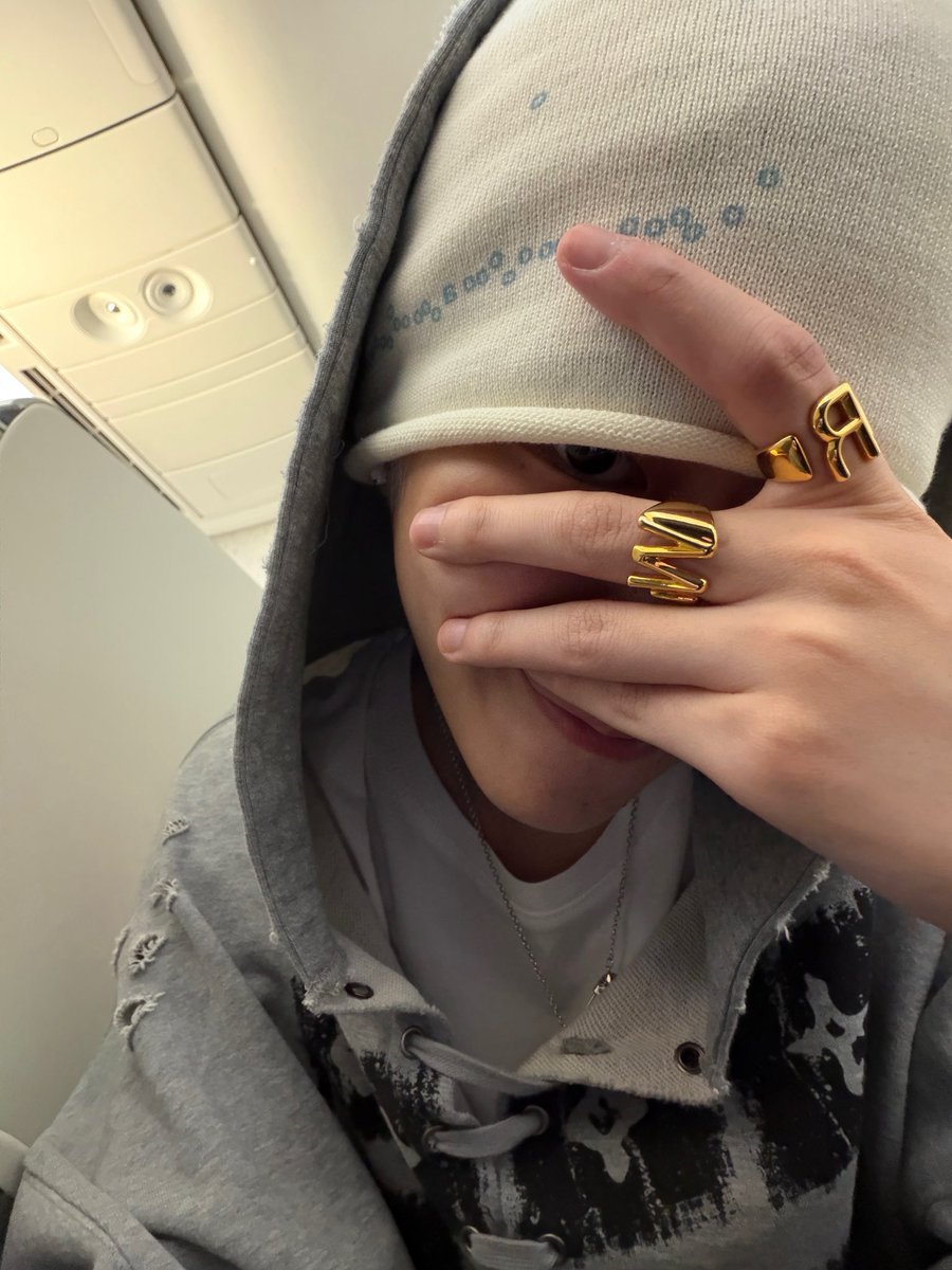chichi__21__'s tweet photo. 잠만, 
잏링 지금 이니셜반지 이거 커플링이었다고? https://t.co/39cyqqTo6T