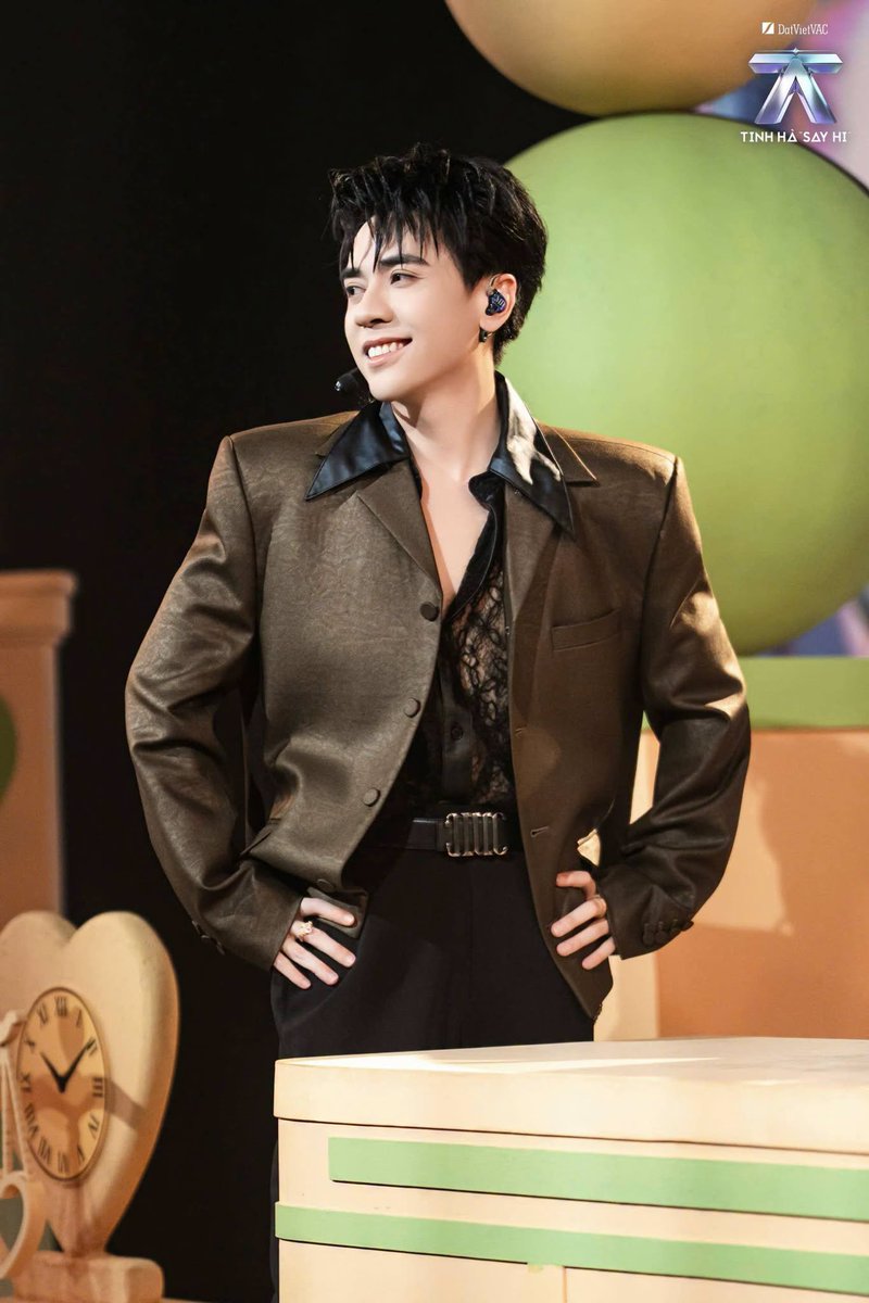 realQuangHung's tweet photo. "Trái tim anh chẳng còn cần thiết nữa
Nói chi đến đây cũng thừa" ⚡️

Cảm ơn mọi người và cục Hồng đã đến dự phiên tòa "LAVIEM" đầy đủ cùng tongtai ❤️

#QuangHungMasterD #MasterDEntertainment #QuangHungMasterDTinhHaSayHi #LAVIEM https://t.co/on7STDc35I