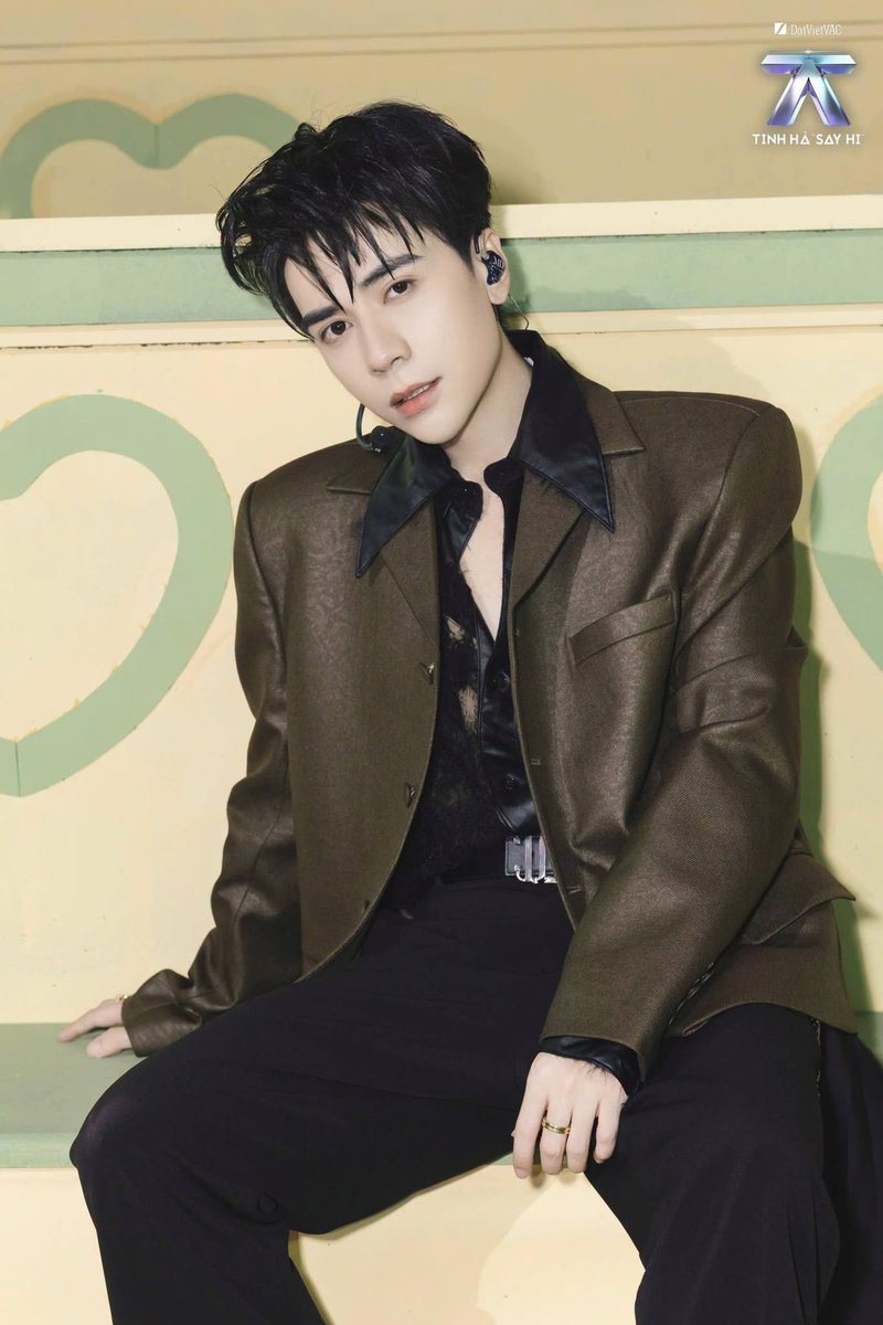 realQuangHung's tweet photo. "Trái tim anh chẳng còn cần thiết nữa
Nói chi đến đây cũng thừa" ⚡️

Cảm ơn mọi người và cục Hồng đã đến dự phiên tòa "LAVIEM" đầy đủ cùng tongtai ❤️

#QuangHungMasterD #MasterDEntertainment #QuangHungMasterDTinhHaSayHi #LAVIEM https://t.co/on7STDc35I