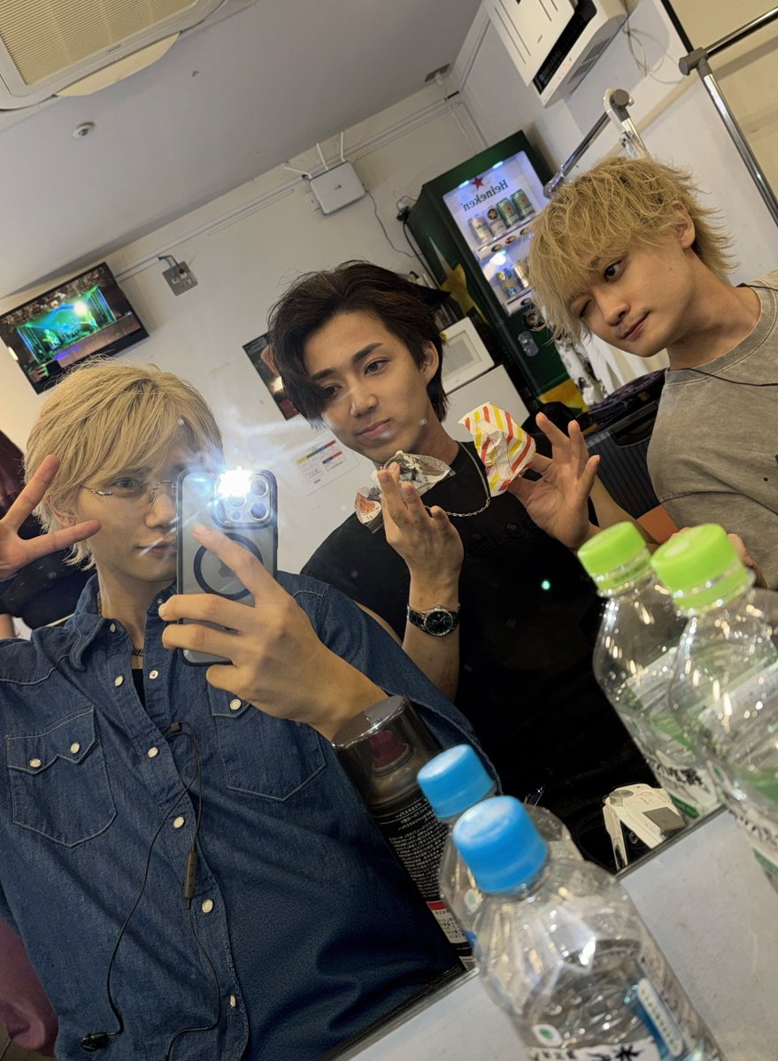 kyn_0522's tweet photo. 楽屋に酒の自販機がある(バンド箱あるある) https://t.co/J0oEzk0r2M