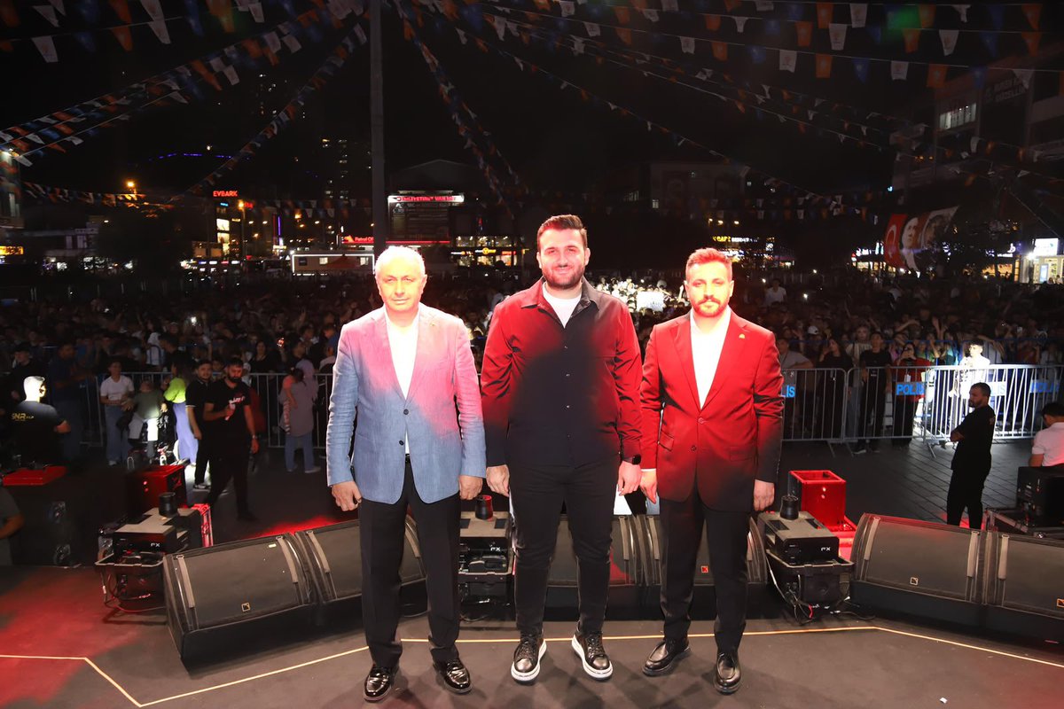 akgencistanbul's tweet photo. EsenyurtFest’te, İl Gençlik Kolları Başkanımız Sayın @nevzatyucetr’nin katılımlarıyla genç arkadaşlarımızla bir araya geldik.

İstanbul’un her köşesinde genç arkadaşlarımızla buluşmaya, aynı heyecanı ve coşkuyu büyütmeye devam edeceğiz.

Teşekkürler Esenyurt! 💙
@akgencesenyurtt https://t.co/PWX8MNt2S3