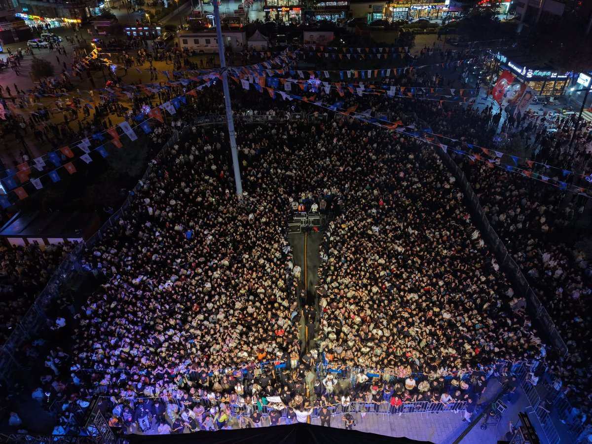 akgencistanbul's tweet photo. EsenyurtFest’te, İl Gençlik Kolları Başkanımız Sayın @nevzatyucetr’nin katılımlarıyla genç arkadaşlarımızla bir araya geldik.

İstanbul’un her köşesinde genç arkadaşlarımızla buluşmaya, aynı heyecanı ve coşkuyu büyütmeye devam edeceğiz.

Teşekkürler Esenyurt! 💙
@akgencesenyurtt https://t.co/PWX8MNt2S3
