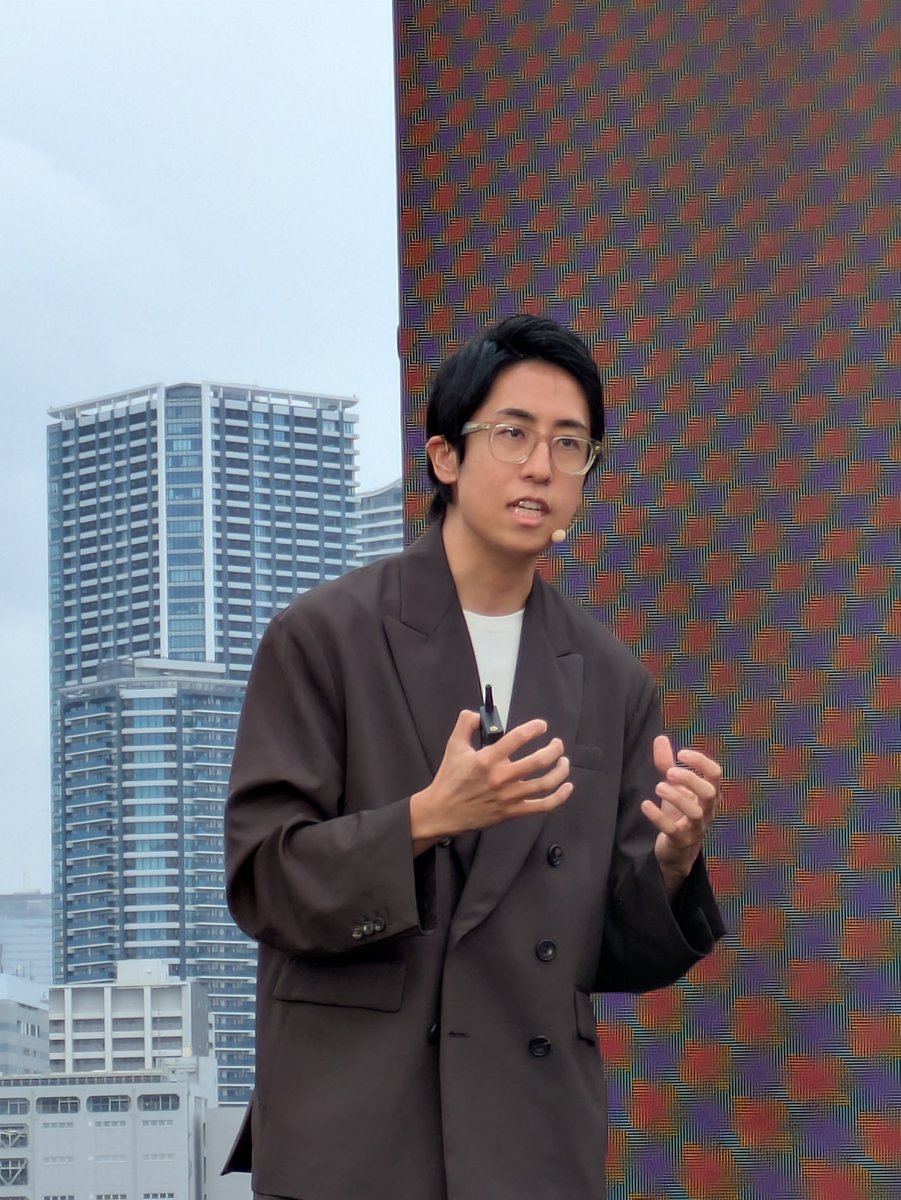 mihos3's tweet photo. 12tの美しいトレーラーハウスに、天井からロボットの腕が伸びる自動化されたスマートホーム。
買い物したものを運び、仕分けして冷蔵庫へ。
洗濯物を洗濯乾燥機から出し、きれいに畳む。
Living Homeをコンセプトに、未来の家をトレーラーハウスに積んで持ってきた会社は初めて見ました。
#MW https://t.co/euDEaNuk2n
