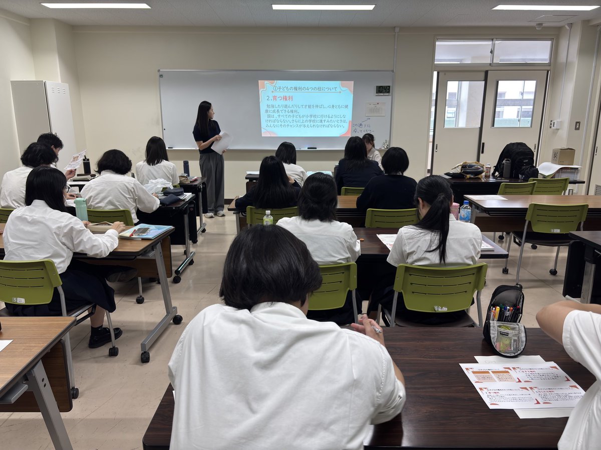 Orange_Taisho's tweet photo. こんにちは！ ＃オレンジリボン運動推進隊   
 です！

先日、＃都立赤羽北桜高校 にて6回目の授業を行いました。
 
今回は、「知る権利」の意味や意義について考えるとともに、文化祭に向けた啓発物の作成について、グループで話し合いました。
 
今回の話し合いを通じて、高校生の皆さんがオレンジリボン運動に参加し、子どもの「知る権利」を伝える側になることの意義を改めて感じました。

また、子どもに必要な情報を届けることの大切さについて、私たち自身も考える機会となりました。
 
高校生の皆さんが、どのような啓発物をつくるのか、今から楽しみにしています！
 
＃大正大学 
＃子どもの権利 
＃都立赤羽北桜高校