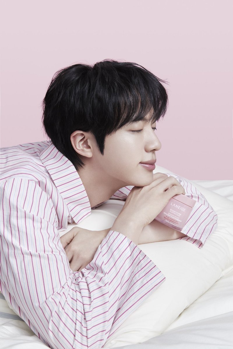 Laneige_kr's tweet photo. 피부가 힘들잖아. 지쳤다잖아.
내 피부를 위한 오버나이트 케어 !

바운시앤펌 슬리핑 마스크 바르는 파자마진 ( 🎀 ) https://t.co/DKCk7Oafd4