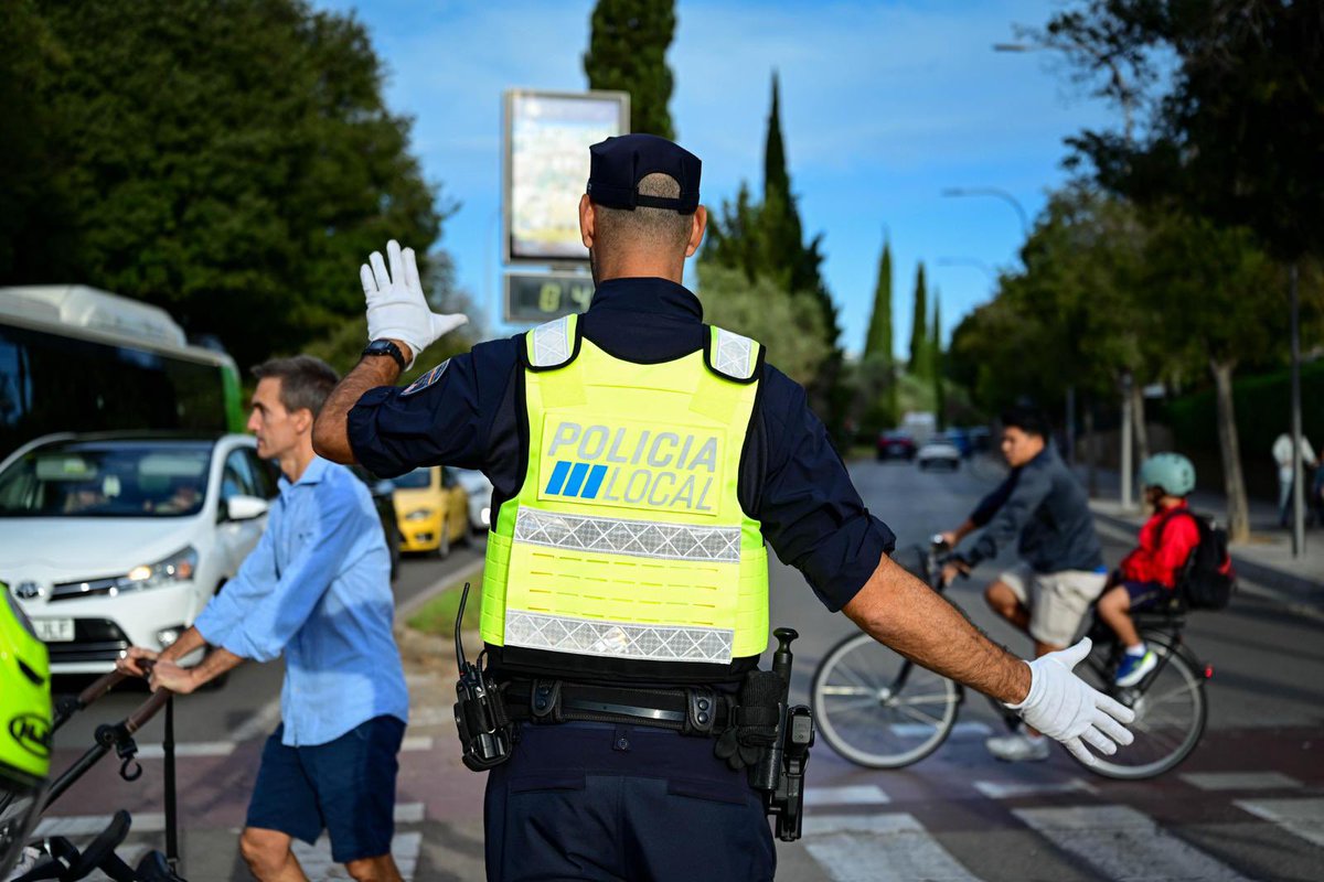 FELIB_info's tweet photo. 🚸 Comença un nou curs ple d’il·lusions, aprenentatges i retrobaments!
Des de la FELIB, desitjam un molt bon inici de curs a tota la comunitat educativa. 
I gràcies a les policies locals i cossos de seguretat municipals per fer possible una tornada a les aules més segura! 👮‍♀️👮‍♂️ https://t.co/4hmB3Rfrhy
