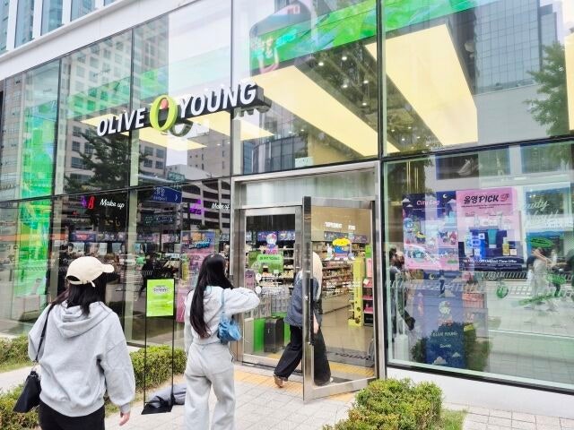 Kstyle_news's tweet photo. 「オリーブヤング」大規模流通業法違反の疑いで立ち入り調査…韓国ダイソーに続き
https://t.co/GSh0T3K0iH https://t.co/LU6zy5rngi