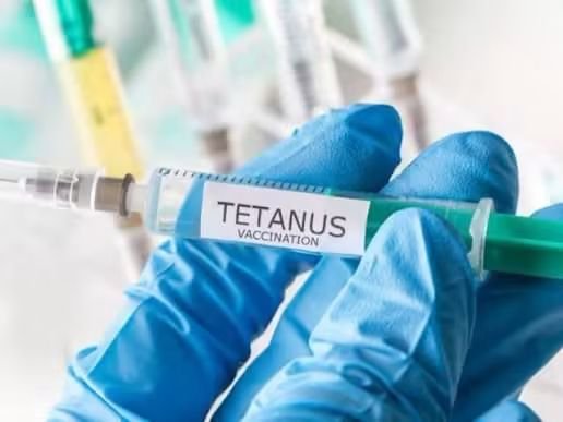 BelfkihHC's tweet photo. هل يُعل في دولة وليس كارتل تستيقظ فتسأل عن مضادات Tetanus فيكون الجواب : مقطوعة

كيفاش مقطوعة؟

قرأت الموضوع في صفحة بلعيد كروم لكن هذا الصباح قررت التأكد بنفسي ،زرت مستشفى عمومي أو هكذا يسمونه لأنه أشبه بإسطبل ،سألت الممرضة عن اللقاح فأجابت بلباقة : راه مقطوع ايلا لقيتيه فصيدليات جيبو وجي...شكرتها وغادرت

سألت كذلك ثلاثة أكبر صيدليات الجواب نفسه : مقطوعة

فقلت في نفسي اذا كانت مقطوعة فمستشفى الزموري مغتكونش مقطوعة زعما فالصدليات؟

بينما القجع وحكومته كيخرجو فعينهم المواطن اللي عضو كلب أو قمشو قط أو جرحو شي معدن صدئ غادي يبقى عرضة للتعفنات المحتملة..

كيف يحدث هذا في دولة ؟