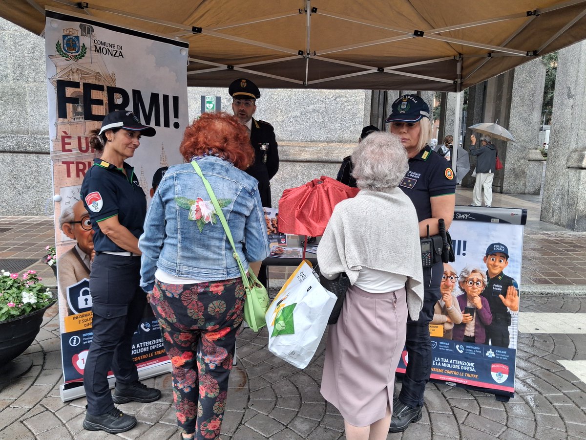 ComuneMonza's tweet photo. #Monzanews #anziani #infoutili #truffe
👴👵👮Stamattina gli agenti di #PoliziaLocale sono presenti al mercato di piazza Trento e Trieste per informare e fornire informazioni mirate, soprattutto alle persone anziane, per riconoscere le truffe e non cadere nella trappola di malintenzionati.
✅ Questa attività rientra nelle azioni della campagna promossa dal #comunedimonza e dalla Polizia di Stato per prevenire le #truffe ai danni delle persone più vulnerabili.
🎯La campagna, che ha preso il via nel mese di luglio con l'affissione di manifesti in tutta #Monza, prosegue per raggiungere in modo diretto le persone per diffondere questi importanti messaggi:
❌diffidare di sedicenti tecnici che chiedono denaro o preziosi per entrare nelle abitazioni,
❌non fornire codici bancari o dati personali telefonicamente o tramite e-mail,
✅ verificare sempre l’identità degli interlocutori
✅ contattare immediatamente il Numero Unico di Emergenza 112 in caso di dubbi o richieste sospette.
✅Le varie iniziative della campagna sono finanziate dal Fondo Unico Giustizia del Ministero dell’Interno e promosse dalla Prefettura di Monza e della Brianza.
ℹ Per ulteriori dettagli:👉 https://t.co/dL00GfQpDs
@ProvinciaMB @AuserNazionale @poliziadistato
#polizialocale #polizialocalemonza #prefetturadimonza