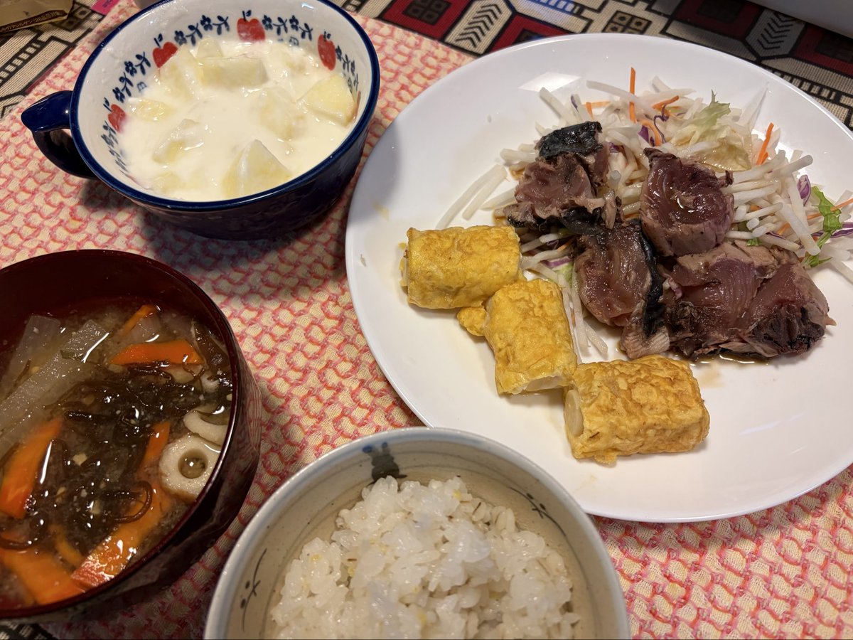 yukatf's tweet photo. 献立: 味噌汁、雑穀米、鰹のたたき、ヨーグルト https://t.co/06aJKfP0ac