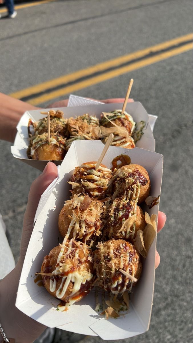 hopefulhob's tweet photo. PILIH SATU:

Takoyaki atau Corn dog?? 🫨🫨🫨 https://t.co/6UHfn03ydk