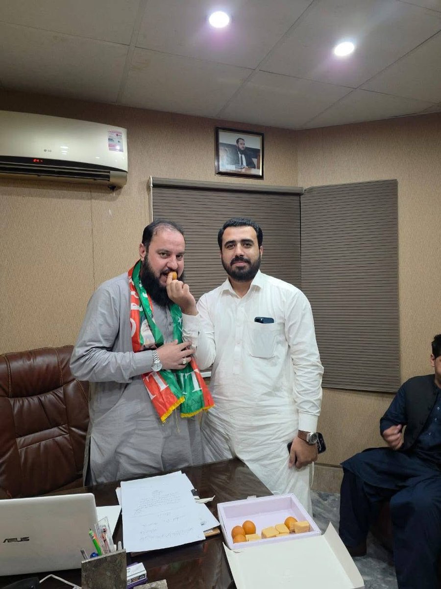Irfankakar's tweet photo. آئی ایل ایف بلوچستان کے سینئر نائب صدر ایڈوکیٹ محب اللہ خان کو سپریم کورٹ کا لائسنس لینے پر پاکستان تحریک انصاف بلوچستان کے سینئر نائب صدر ایڈوکیٹ خورشید خان کاکڑ، صوبائی جوائنٹ سیکریٹری انجینئر عرفان کاکڑ،سلمان خان بادیزئی, شاہ زیب خان اور منصور خان بھی موجود تھے ۔ https://t.co/qClvWW6Fce