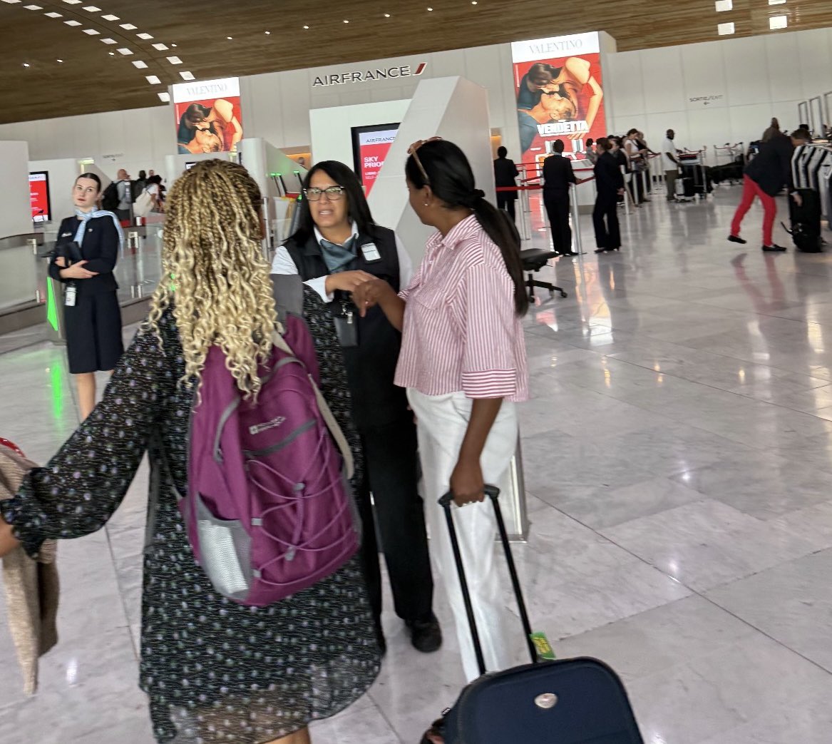 SwordOfSalomon's tweet photo. 🚨✈️ SIGNALEMENT - ANTISÉMITISME À ROISSY-CDG :

Ce Mardi 8 septembre, vers midi, au terminal 2E, dans la zone Air France SkyPriority n°6, une passagère marocaine 🇲🇦 comprenant parfaitement l’arabe a entendu, très distinctement et sans la moindre ambiguïté, une agente de sûreté WatchOver tenir en arabe les propos suivants à sa collègue, en désignant d’autres passagers juifs :

« Regarde, regarde, le sale Juif (puant) »
(« Chouf, chouf, l-ihoudi l-khanz »).

Sa collègue a alors ri. Les agentes ignoraient que cette passagère et son mari américain 🇺🇸, qui échangeaient en anglais, étaient eux-mêmes juifs et comprenaient leurs propos.

📸🪪Profondément choquée, la témoin a photographié l’agente quelques instants après le contrôle, à 12h11, afin de permettre son identification. Il s’agit de celle portant des lunettes noires et le matricule 0870458 sur les photos.

📌 WatchOver, dirigé par @GondaudXavier et employeur de l’agente, doit immédiatement enquêter. @GroupeADP , exploitant de Paris-CDG, est compétent pour identifier les agentes et préserver les vidéos. @AirFranceFR doit également être saisie, les faits ayant eu lieu dans son espace SkyPriority.

‼️Il s’agit déjà du troisième incident impliquant des agentes WatchOver en un peu plus d’un an !

⚠️ Combien de signalements faudra-t-il avant que des mesures concrètes soient prises contre l’antisémitisme récurrent dans les aéroports français ?

🔎 APPEL À TÉMOINS : toute information sur l’identité de cette agente peut nous être transmise en privé.

cc @CNAPS_Interieur @Interieur_Gouv @NunezLaurent @auroreberge @PoliceNationale @gouvernementFR