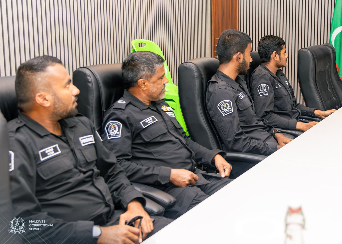CorrectionsMv's tweet photo. އައްސޭރި ޖަލުގައި ޤާއިމުކޮށްފައިވާ ކުށްކުރާ ކުޑަކުދިން ބަންދުކުރުމަށް ޤާއިމުކޮށްފައިވާ މަރުކަޒުތަކުގައި މަސައްކަތްކުރާ އޮފިސަރުންނަށް ނަފްސާނީ ދުޅަހެޔޮކަމާއި ކުދިންނާއެކު މަސައްކަތްކުރާއިރު ދިމާވާ ގޮންޖެހުންތަކާ ކުރިމަތިލާނެ ގޮތްތައް ދަސްކޮށްދިނުމުގެ ގޮތުން، ޑިޕަރޓްމަންޓް އޮފް ޖުވެނައިލް ޖަސްޓިސްއާ ގުޅިގެން "މެންޓަލް ހެލްތް ސެޝަން" އެއް އިއްޔެ ހިންގައިފި. މި ސެޝަންގައި 09 އޮފިސަރުން ބައިވެރިވެފައިވޭ.
@mv_djj @HomeMinistrymv