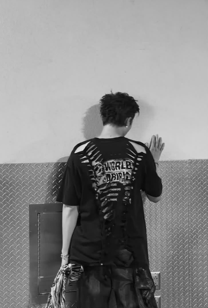 RKIVE__001's tweet photo. 스스로를 구하세요.

스스로를 지키기 위해 사람들을 놓아줄 용기를 가지세요. 모든 사람이 당신에게 좋은 사람이 될 수는 없어요. 때로는 잘 될 거라고 믿는 한 가지 이유에만 매달리기보다는, 잘 되지 않을 모든 이유를 살펴보는 것이 중요해요. 처음에 가졌던 의심이 결국 모든 것을 산산조각 내는 원인이 되거든요. 마음이 제멋대로 날뛰도록 내버려 두는 것보다, 마음을 지키는 것이 훨씬 나아요. 상처만 남길 뿐이니까요. 만약 누군가가 당신의 삶에 함께할 운명이라면, 비록 스스로를 보호하기 위해 그 사람을 놓아주더라도, 그 사람은 당신에게, 그리고 당신이 그 사람에게 좋은 사람이 될 때 다시 돌아올 거예요. 그러니 관계를 억지로 유지하려 하지 마세요. 마음이 편치 않다면, 그냥 놓아주세요. 그리고 운명이라면 결국 당신에게 돌아올 거라는 걸 믿으세요. 믿음을 가지세요. 그때까지는 스스로를 돌보고 마음을 소중히 여기세요. 마음은 당신의 보살핌을 필요로 하니까요.
