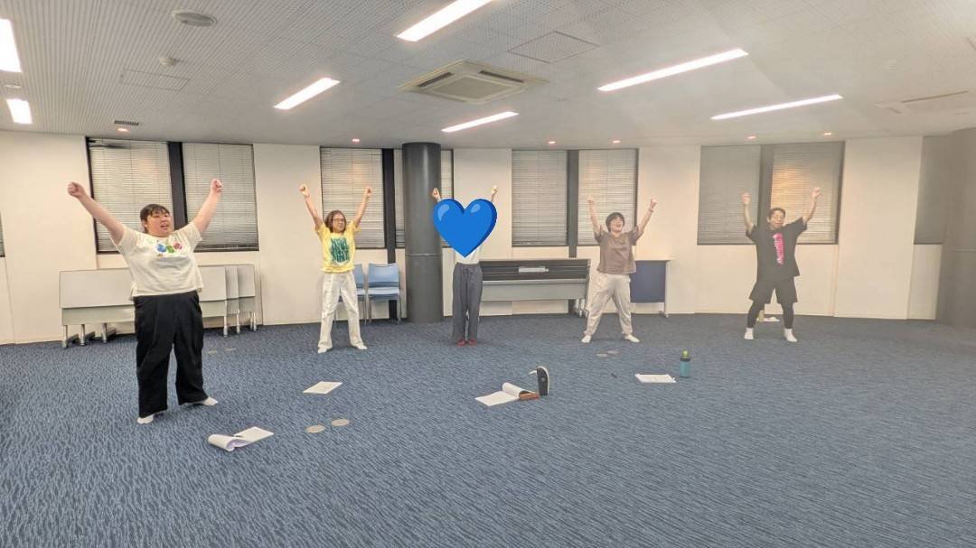 Plus_One2022's tweet photo. 読み合わせの後に曲が流れたのでみんなでダンス🎶
光の影響で、ちょっと幻想的に✨✨

🎍Plus One第7回公演
2027年2月7日(日)
『新釈　竹取物語　其ノニ　婿取りの変』
作:深山うぐいす
演出:秋朔海

#plusone #神戸 #演劇 #市民劇場 #新メンバー募集中 https://t.co/va63pPiETq