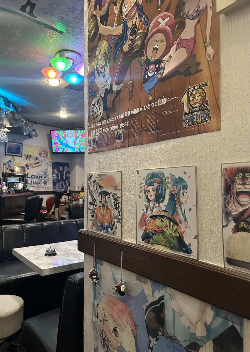 anibakourasoe's tweet photo. 9月10日(木)
✨✨今回はアニメ紹介✨✨
モブサイコ100 👻
超能力を持つ中学生・影山茂夫、通称「モブ」が主人公。最強クラスの力を持っているのに、本人は目立つことを望まず普通の青春を送りたいというギャップが魅力✨
💡豆知識
タイトルの「100」は、モブの感情が限界までたまった時に100％になる演出から。怒り・悲しみ・勇気など、何の感情が100％になるかで展開が変わるのも面白い🔥
是非見てみてください🫶✨

本日ひな&しまでご来店お待ちしております‼️

20:00〜2:00
ひな@hina_ANIBAKO 
しま21 @shima_ANIBAKO
