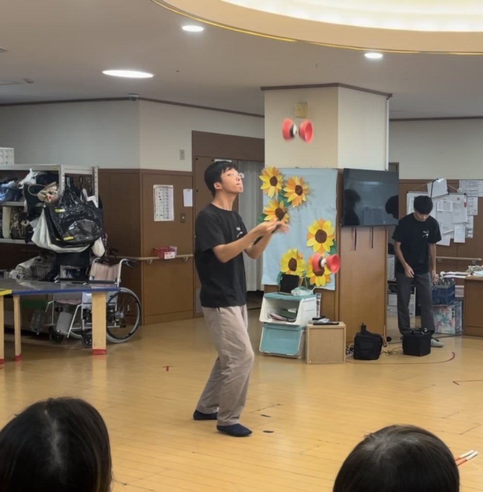 jug6_kobeuniv's tweet photo. #今日のJUG六
本日は「須磨シニアコミュニティ」様にて、ジャグリン���ショーを行いました！
見に来ていただいた方々からたくさんの拍手をいただき、大技には「おぉ〜っ」と驚きの声も上がるなど、とても楽しんでいただけたようでした！
須磨シニアコミュニティの皆様、
ありがとうございました！ https://t.co/VZvKSGPmlQ