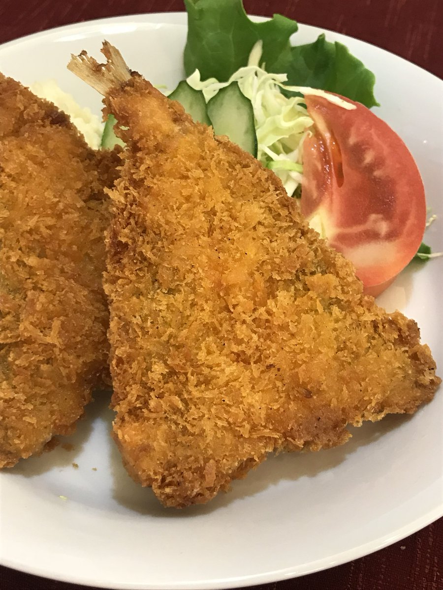 tetsujin_8888's tweet photo. 「揚げたてのアジフライ」を食べるとき、最初の一口に合わせる調味料はどれ派？

1. 中濃・ウスターソース（王道のガッツリ感）

2. 醤油（衣の香ばしさと魚の旨味をダイレクトに）

3. タルタルソース（濃厚なコクと酸味）

4. 粗塩 ＋ レモン（サクサク感と素材の味を極限まで楽しむ） https://t.co/7MwmEMtWsH