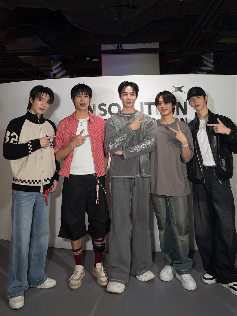 Jamessu_w's tweet photo. Congratulations big bro @zee_pruk ✨
แกลลอรี่สวยมาก vibe เท่ดิบจัด ทุกคนมากันเยอะๆนะครับบ 

SUPER SUN EXHIBITION 
#ZeePrukExhibitionxSiamDiscovery https://t.co/fu1x6o7aXg