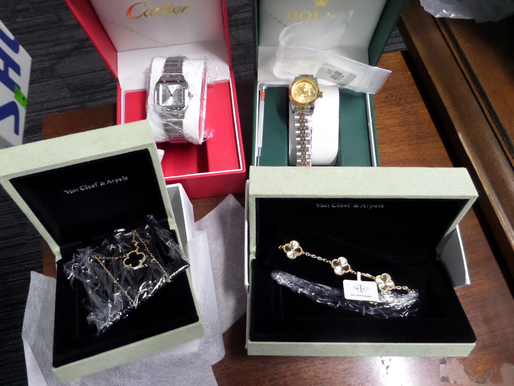 ね*こ様 Van Cleef & Arpels & Cartier ほか　箱、紙 Director of Field Operations Chicago on X: 