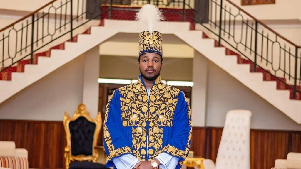hezamedia's tweet photo. Nyuma y'urupfu rwa Oyo, Minisitiri w'Intebe w'Ubwami bwa Tooro, Calvin Armstrong Rwomiire Akiiki, yari yatangaje ku mugaragaro ko Oyo yasize Igikomangoma kigomba kumuzungura, ariko ko umwirondoro wacyo uzatangazwa igihe gikwiye hakurikijwe imigenzo ya Tooro. 

✍️GANZO~ https://t.co/ihHDstjhx5