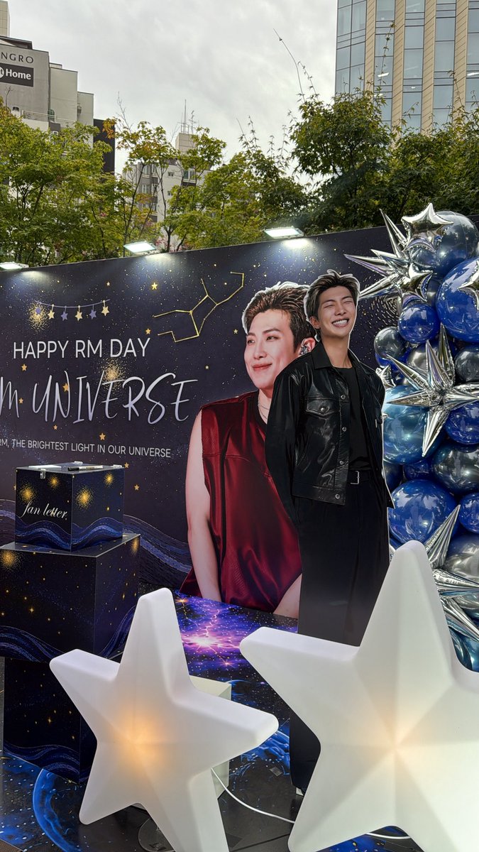 mydestinyisvkoo's tweet photo. 예쁜 RM Universe 만들어주셔서 정말 감사합니다 🐨💜
남준이에게도 꼭 닿기를 바라요! @RM_supporters https://t.co/gwX0w5LF38