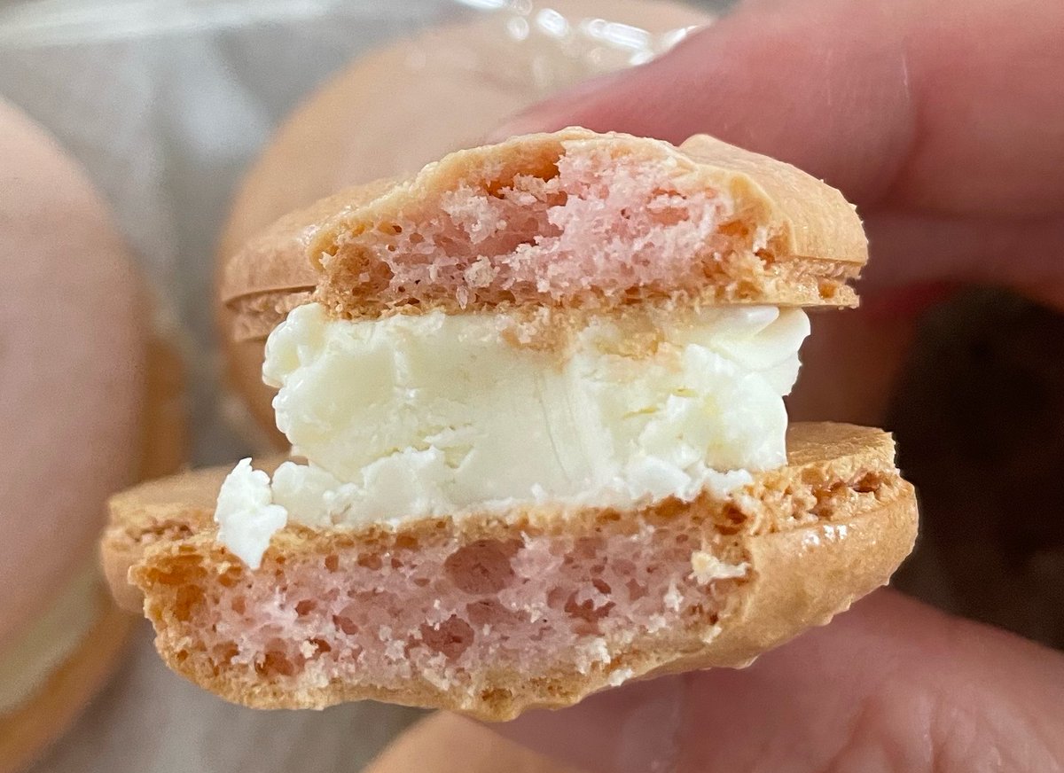 0827kaikun's tweet photo. 空洞なしの断面マカロン美しい🤩
バタークリームはさみうますぎて、バターほぼ食い散らかした🧈😃 https://t.co/722598IDUm