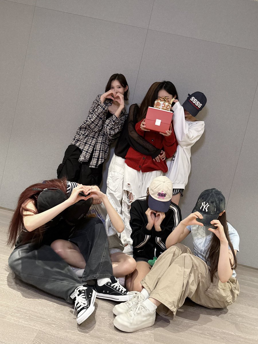 Hearts2an's tweet photo. 작년 이안이생일에 8명 다같이 축하하고 
데이트는 단둘이 한거 아는사람: ㄴㅁㅁㅅㅇ https://t.co/TUZ6emAQlZ