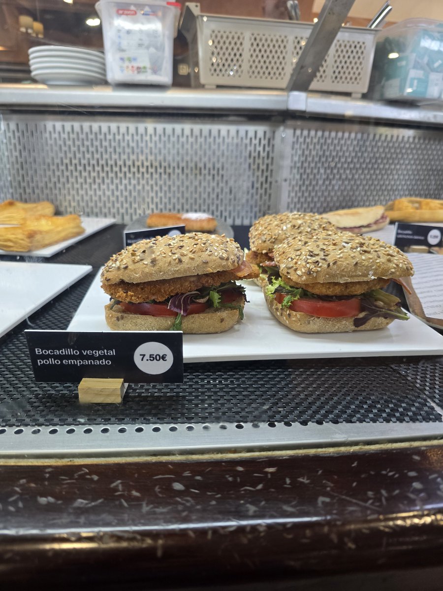 MdBMarquesadoD1's tweet photo. Bocadillo "VEGETAL" CON POLLO EMPANADO.

Me lo explican????
#recetaslocas https://t.co/o7hKkIme0f
