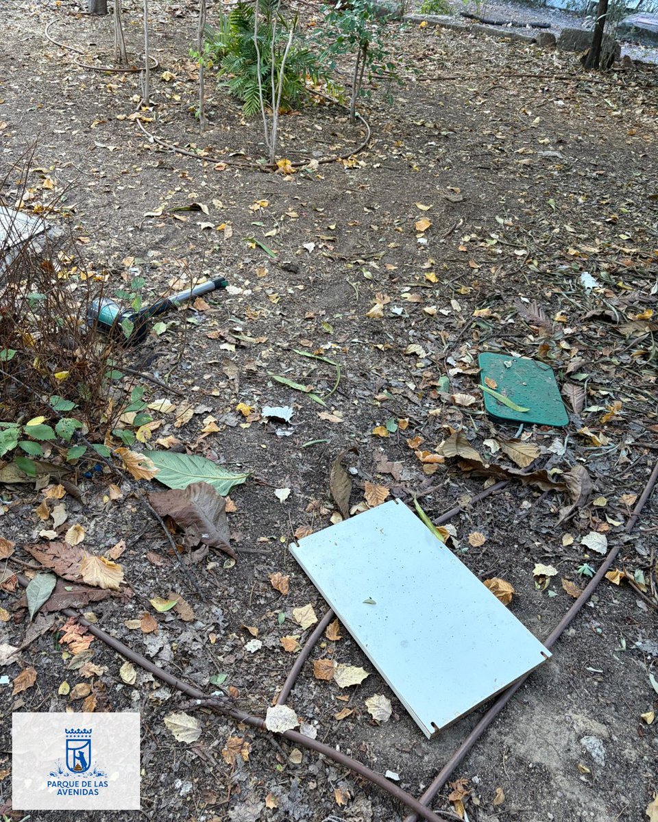 CSIAvenidas's tweet photo. 🚨Nuevo atractivo turístico en el #ParquedelasAvenidas: "La Ruta de los Restos Olvidados".

Paneles tirados, hojas acumuladas y mantenimiento en modo invisible 🗑️🍀. Todo incluido y sin coste para el público.

¿Podemos recuperar el parque para los vecinos, @MADRID?

#Basuraleza https://t.co/wU8H9YJaSX