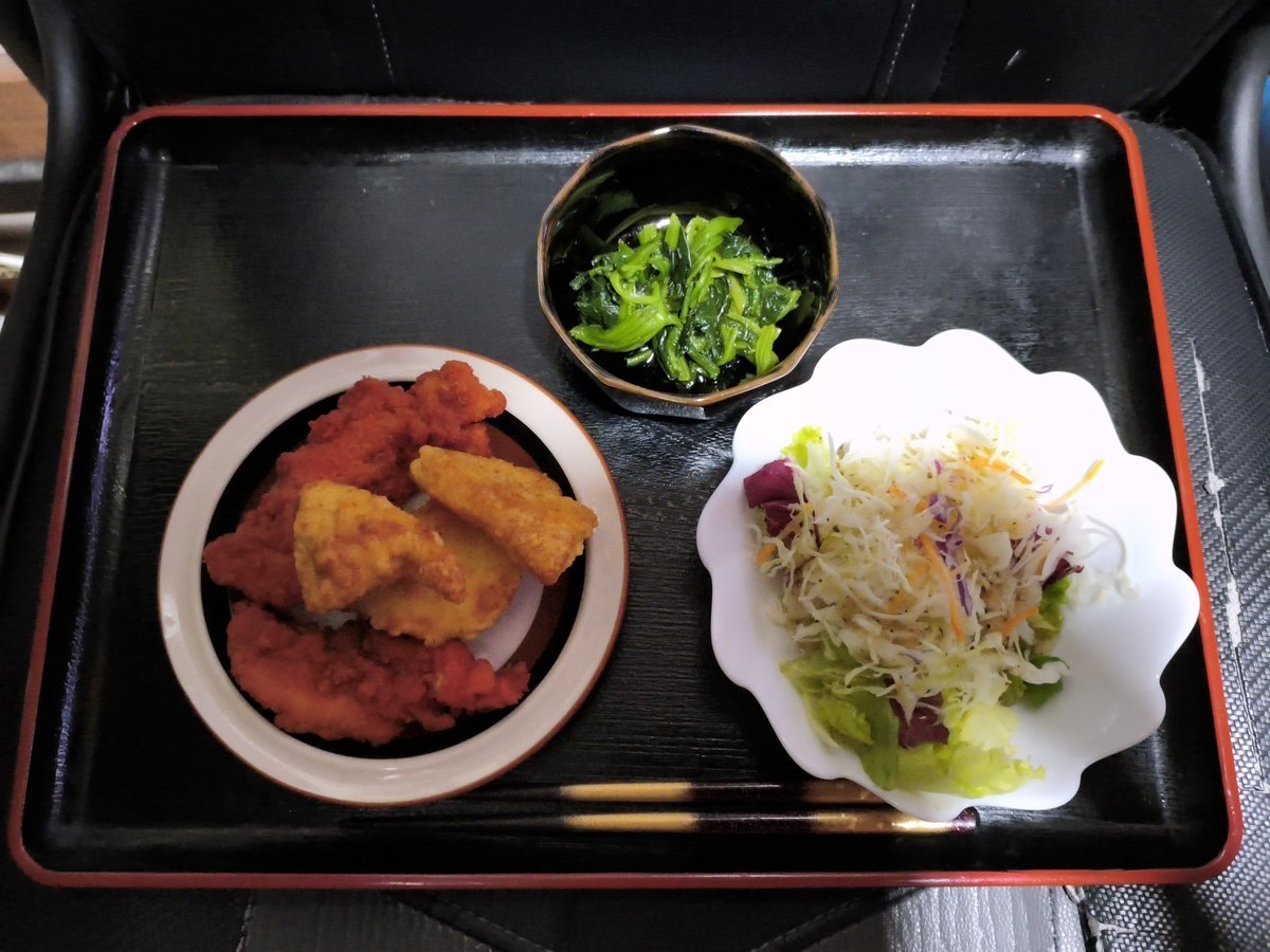 rushgame5150's tweet photo. 今日の夕食
フライドチキン
おひたし
サラダ https://t.co/LTlPEFLSB1